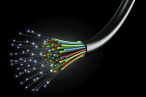 به  فیبرنوری خام و بدون اتصال به محتوا و دیگر شبکه‌های فیبر، فیبر تاریک می‌گویند.
