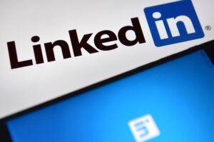 چه مواردی در پیداکردن شغل در LinkedIn کمک می کنند؟